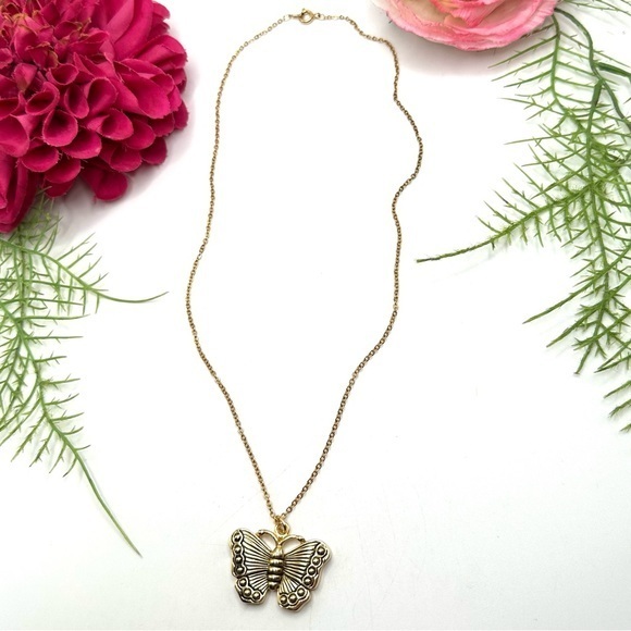 Jewelry - NEW⚜️Golden Butterfly Charm Necklace